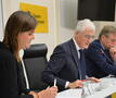 Europees parlementslid Geert Bourgeois, geflankeerd door collega's Sofie Joosen en Johan Van Overtveldt