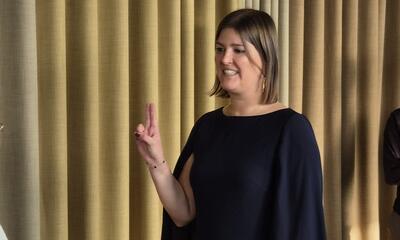 Burgemeester Sofie Joosen legt opnieuw de eed af bij gouverneur Cathy Berx.